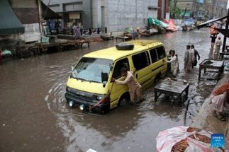 باكستان تواجه أزمة مزدوجة.. الفيضانات وسداد الديون