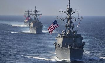 خليج عُمان.. البحرية الأمريكية تعترض شحنة مواد متفجرة 