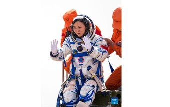 عودة ثلاثة رواد صينيين بعد أطول مهمة صينية مأهولة في الفضاء