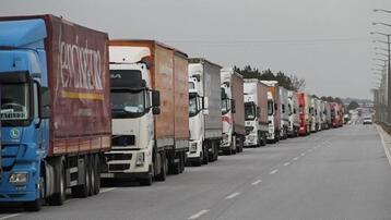 دخول قافلة مساعدات أممية إلى شمال سوريا عبر خطوط التماس مع النظام
