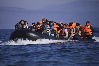 لاجئون سوريون يستغيثون لإنقاذهم من الهلاك.. بجزيرة يونانية