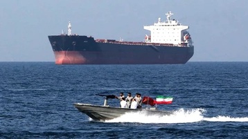 عقب سلسلة نكسات.. إيران تشيد سفينة ضخمة لأعالي البحار