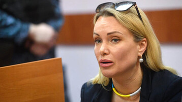 اعتقال صحافية روسية مشهورة معارضة للحرب الروسية في أوكرانيا