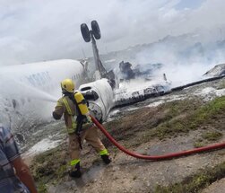 الصومال.. تحطم طائرة ركاب أثناء هبوطها بمطار مقديشو