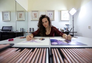 فنانة هولندية ترسم 6 لوحات بيديها وقدميها في نفس الوقت (فيديو)