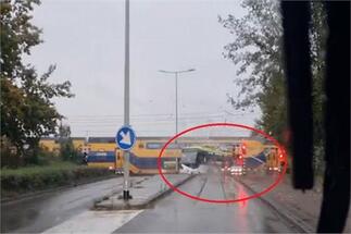 حادث مرعب لاصطدام قطار بحافلة ركاب في هولندا 