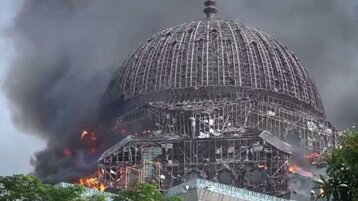 شاهد انهيار قبة ضخمة لمسجد جراء حريق في إندونيسيا (فيديو)