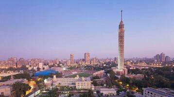 انتحار شاب مصري قفزاً من أعلى برج القاهرة