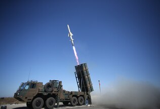 اليابان تدرس نشر صواريخ بعيدة المدى