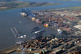 إضراب عمال أكبر ميناء للحاويات في بريطانيا