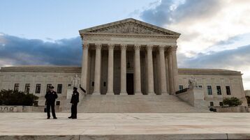المحكمة العليا توافق على تسليم إقرارات ترامب الضريبية إلى الكونغرس