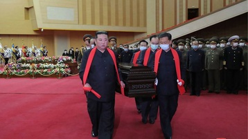 زعيم كوريا الشمالية يحمل نعش قائدٍ عسكري