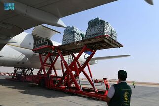 تحمل 100 طن مساعدات.. وصول أول طائرة إغاثة سعودية للخرطوم