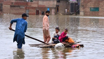 المساعدات تتدفق إلى باكستان.. الوفيات بسبب الفيضانات تجاوزت 1200