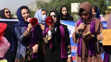 تظاهر قرابة 15 امرأة أفغانية دفاعاً عن 