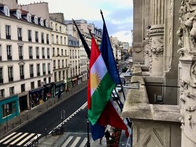 حيث الهجوم.. بلدية فرنسية ترفع العلم الكُردي تضامناً مع الضحايا