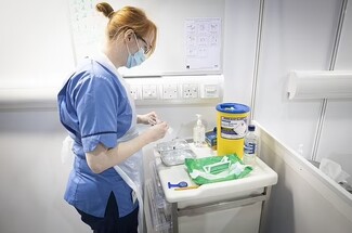 الممرّضات في إنكلترا بحاجة لبنوك الطعام... دفع الإيجار أصبح صعباً جداً