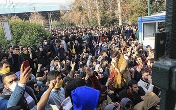 إيران.. حكمٌ بالسجن 16 عاماً على طالبين
