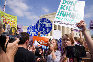 تظاهرة أمام البيت الأبيض.. بايدن مطالب بدفاع أقوى في حق الإجهاض
