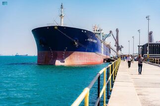 وصول أول دفعات منحة المشتقات النفطية السعودية إلى محافظة عدن