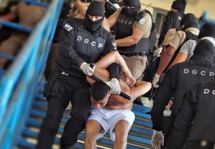 سلطات السلفادور.. اعتقال عشرات الآلاف من عناصر العصابات خلال شهر