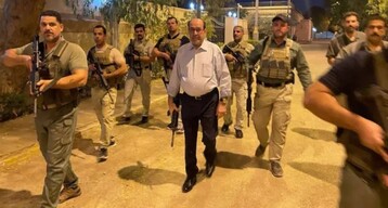 متظاهرو بغداد يربكون نوري المالكي.. ويدفعونه للظهور مسلحاً