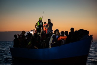 سفينة أوشن فايكينغ تنقذ 270 مهاجرا ً في البحر المتوسط خلال يومين