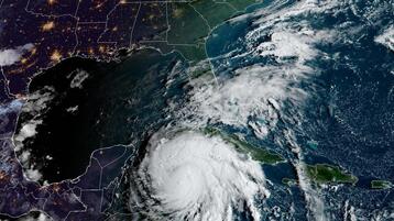 إعصار إيان يضرب كوبا قبل توجهه إلى فلوريدا