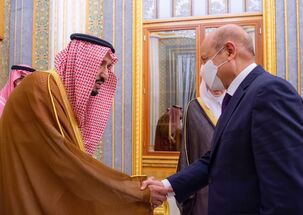 الملك سلمان يؤكّد خلال استقباله رئيس مجلس القيادة اليمني دعم المملكة