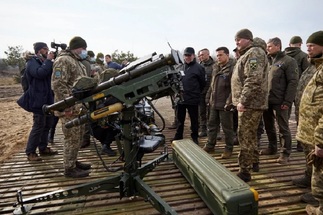 روسيا وأوكرانيا.. زيلينسكي يزور الجبهة لتعزيز المعنويات