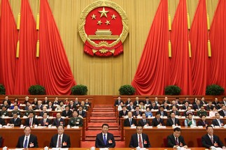 الحزب الشيوعي الصيني يعدل الدستور لمصلحة شي وآخرون خارج السلطة
