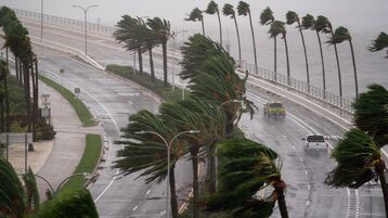 إعصار إيان نحو كارولينا بعد أن ضرب فلوريدا بعنف