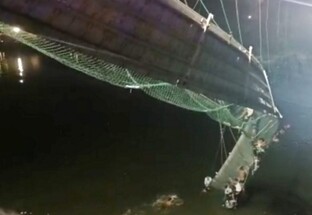 أكثر من 125 قتيلاً في حادث انهيار جسر للمشاة بالهند