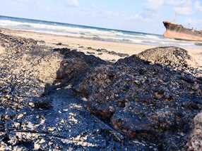 رصد التسرب النفطي على شواطئ بانياس وجبلة في الساحل السوري