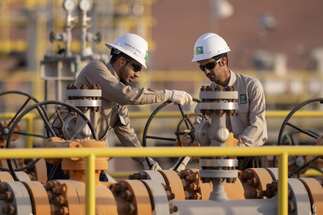 السعودية والإمارات تقودان خفضا منسّقا لإنتاج النفط بدءا من أيار