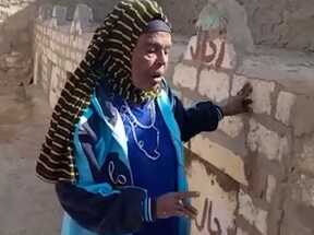 مصرية تعيش بجوار قبور أبنائها منذ 33 عاماً! (فيديو)