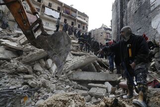 مئات العائلات السورية ما زالت تحت أنقاض الزلزال