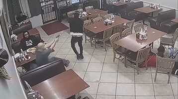 لص يسطو على مطعم بمسدس بلاستيك فيقتله زبون بـ 9 رصاصات في أمريكا (فيديو)