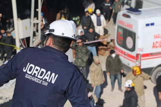 فريق الإنقاذ الأردني يواصل عمله في المناطق المتضررة في سوريا (صور)