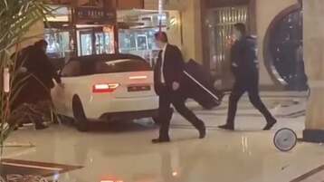 زبون غاضب يقتحم أحد فنادق شنغهاي بسيارته لهذا السبب! (فيديو)