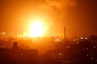 الانفجارات تهز غزة.. وإسرائيل تعلن قصفها لمصنع صواريخ تابع لحماس