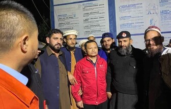 عمال في باكستان يحاصرون صينياً لإهانته النبي محمد (فيديو)