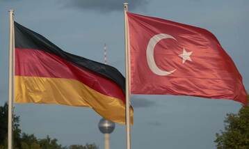 تركيا تستدعي سفير ألمانيا للاحتجاج على احتجاز صحفيين تركيين في فرانكفورت