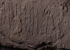 اكتشاف أقدم حجر يحمل نقوشاً بالأحرف الرونية في النرويج (فيديو)