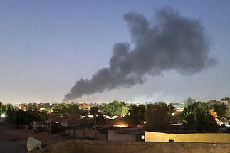 بقذائف الهاون والراجمات.. طرفا الصراع السوداني يستهدفان بعضيهما وسط الخرطوم