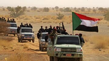 الحرب تتصاعد في السودان.. والشرطة تطرد نازحين من مدرسة