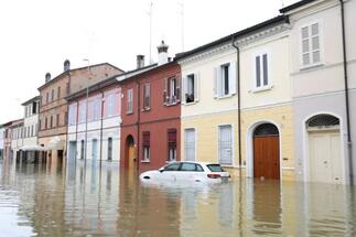 فيضانات هي الأسوأ منذ قرن تجبر 36 ألف شخص على ترك منازلهم في إيطاليا