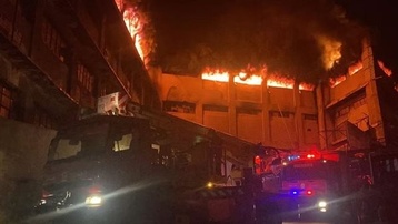 حريق هائل بمصنع للأدوات الكهربائية جنوب بيروت (فيديو)