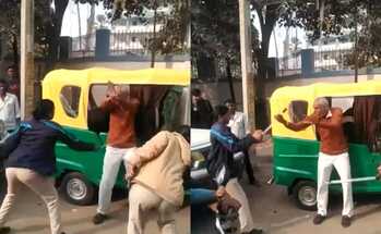 شرطيتان هنديتان تعتديان بالضرب على معلم مسن في الشارع! (فيديو)