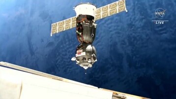 مركبة الإغاثة الروسية تصل محطة الفضاء الدولية لإعادة الرواد العالقين (فيديو)